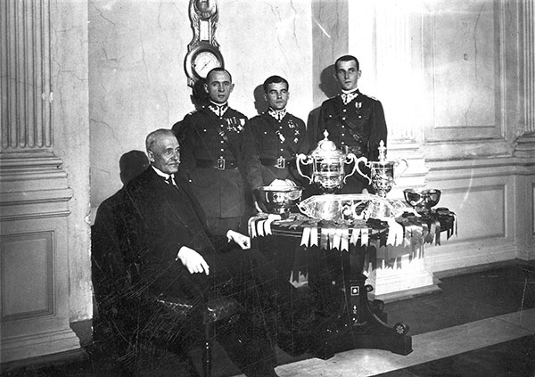 Polska ekipa na Międzynarodowe Zawody Hippiczne o „Puchar Narodów” w Nowym Jorku z wizytą u Prezydenta RP Ignacego Mościckiego. Podpułkownik Karol Rómmel stoi pierwszy od lewej. Źródło: Narodowe Archiwum Cyfrowe