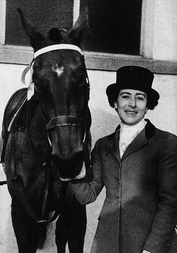 Zwyciężczyni berlińskiego „Wyścigu Amazonek” baronowa Maria Rómmel (żona ppłk. Karola Rómmla) z klaczą Saharą, luty 1939 r. Źródło: Narodowe Archiwum Cyfrowe