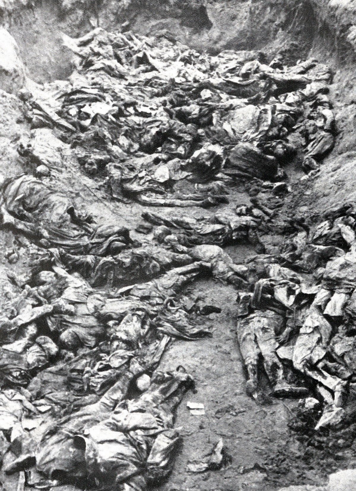 Doły śmierci, odkryte w 1943 r., ujawniły, jaki los spotkał pojmanych do niewoli polskich oficerów i funkcjonariuszy służb mundurowych. Fotografia z: Amtliches Material zum Massenmord von Katyn: im Auftrae des Auswärtigen Amtes auf Grund urkundlichen Beweismaterials, Berlin 1943, s. 281. Źródło: Biblioteka Cyfrowa Uniwersytetu Warszawskiego