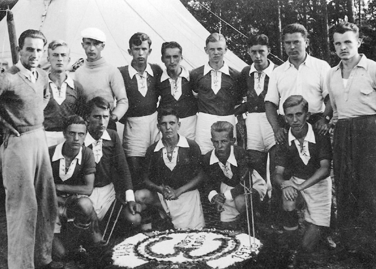 Juniorzy Warty Poznań w Sierakowie podczas pierwszych mistrzostw Polski juniorów w 1936 r. Marian Spojda stoi 2. z prawej. Źródło: T. Siwiński, R. Szubert, Tradycje i rozwój młodzieżowej piłki nożnej w Wielkopolsce w latach 1913–2013, „Rozprawy naukowe Akademii Wychowania Fizycznego we Wrocławiu” 2015, nr 51, s. 129.