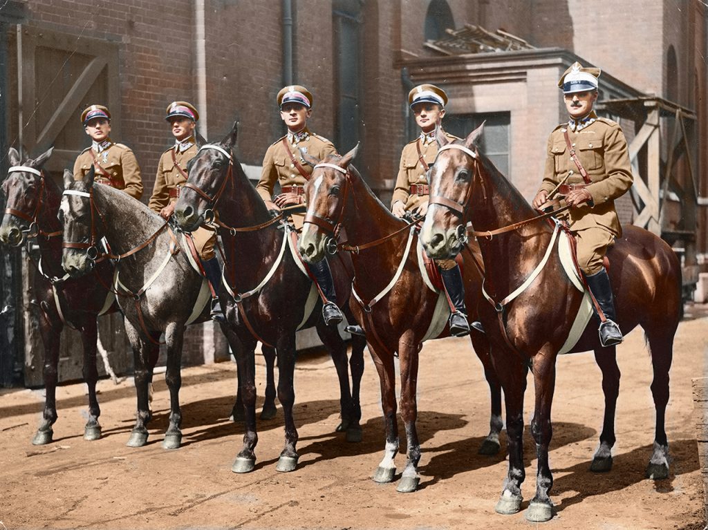 Polska ekipa na Międzynarodowych Zawodach Hippicznych w Londynie w 1925 r. Od lewej: rtm. Adam Królikiewicz, NN, ppłk Karol Rómmel, rtm. Henryk Dobrzański, por. Kazimierz Szosland Fot. NAC