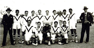 Drużyna piłkarska francuskiego liceum w Salonikach. Jerzy Iwanow-Szajnowicz w roli bramkarza, 1928 r. Z prywatnego archiwum Leonardy Lambrianidu. Zdjęcie udostępnił Urząd do Spraw Kombatantów i Osób Represjonowanych