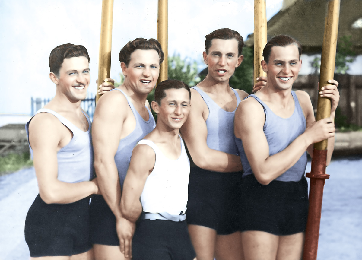 Reprezentacja Polski w wioślarstwie – zdobywcy brązowego medalu konkurencji: czwórka ze sternikiem podczas Letnich Igrzysk Olimpijskich w Los Angeles. Widoczni od lewej: Edward Kobyliński, Stanisław Urban, sternik Jerzy Skolimowski, Janusz Ślązak i Jerzy Braun, 1932 r. Źródło: Narodowe Archiwum Cyfrowe