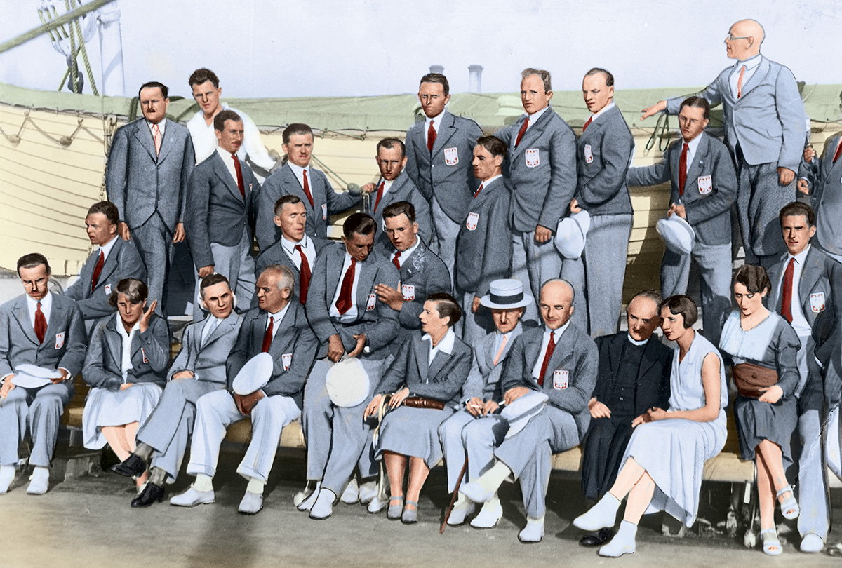 Polscy olimpijczycy na statku SS Pułaski w porcie w Nowym Jorku. Stanisław Urban stoi w środkowym rzędzie, 4. od lewej (na zdjęciu widoczny także J. Baran-Bilewski – 2. od lewej w środkowym rzędzie), 1932 r. Źródło: Narodowe Archiwum Cyfrowe