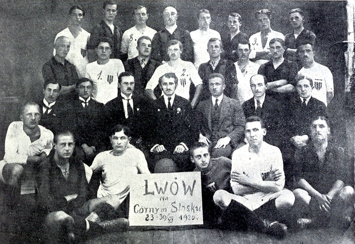 Piłkarze i działacze lwowskich drużyn na Górnym Śląsku, czerwiec 1920 r. W środku siedzą od lewej: Leon Schwarz (bramkarz Polonii Przemyśl), Jan Loth (Polonia Warszawa), Tadeusz Kuchar (Pogoń Lwów), Rudolf Wacek, Marian Bilor (Czarni Lwów), Jan Hipp (sędzia piłkarski ze Lwowa), Jan Karnecki (Czarni Lwów). Piłkarze oznaczeni numerami to: 1 – Józef Garbień (Pogoń Lwów), 2 – Wacław Kuchar (Pogoń Lwów), 3 – Józef Słonecki (Pogoń Lwów), 4 – Henryk Bilor (Czarni Lwów), 5 – Stanisław Kopeć (Czarni Lwów), 6 – Kazimierz Wójcicki (Pogoń Lwów), 7 – Stanisław Hawling (Czarni Lwów), 8 – Mieczysław Batsch (Pogoń Lwów). Źródło: Śląska Biblioteka Cyfrowa