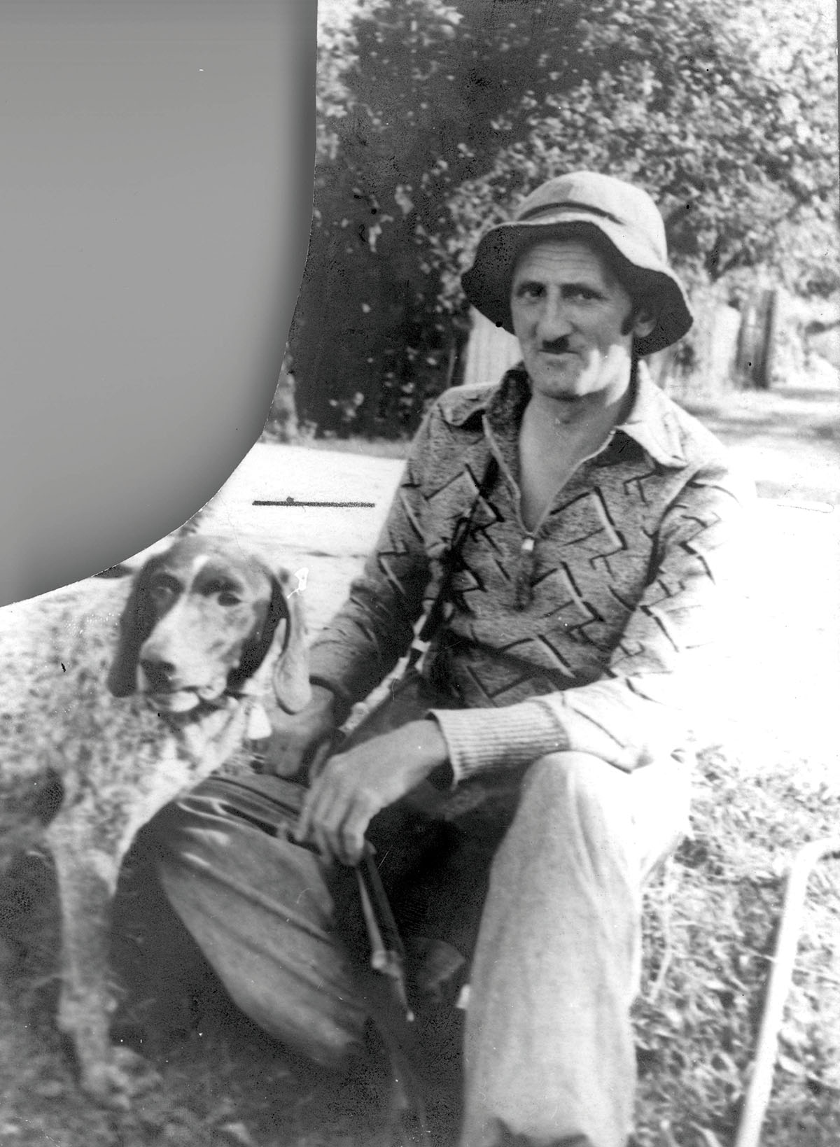 Rudolf Wacek z psem myśliwskim. Źródło: Narodowe Archiwum Cyfrowe