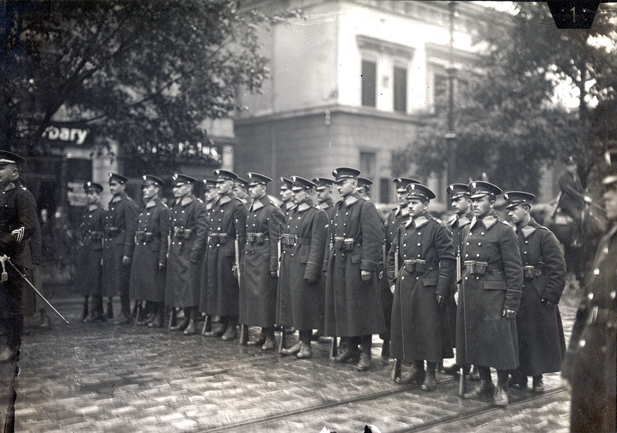 Oddział Policji Państwowej podczas ceremonii wkroczenia wojsk polskich do Katowic po zakończeniu podziału ziem górnośląskich między Polskę a Niemcy. 20 czerwca 1922 r., najprawdopodobniej ul. 3 Maja. Fot. Stefan Pierzchalski. Źródło: Muzeum Śląskie w Katowicach