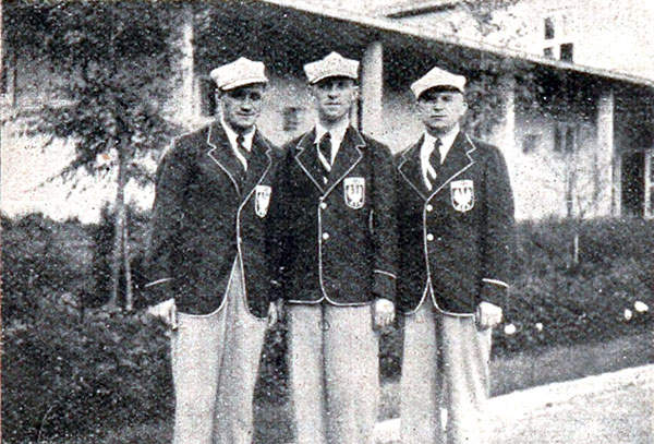 Szermierze PKS Katowice na igrzyskach w Berlinie w 1936 r. Od lewej: st. post. Antoni Sobik, post. Rajmund Karwicki i st. przod. Teodor Zaczyk. Zdjęcie opublikowane w Kalendarzyku Policji Województwa Śląskiego na 1937 r. Źródło: Śląska Biblioteka Cyfrowa