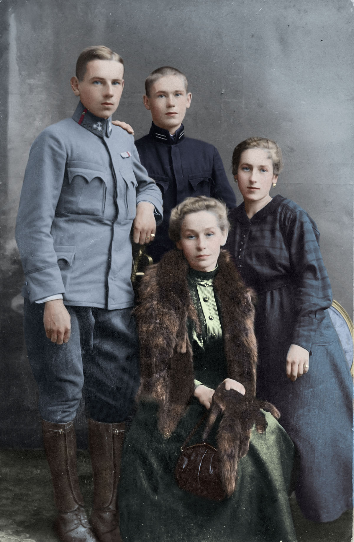 Henryk Reyman z rodzeństwem (zdjęcie z 1916/1917 r.). Henryk miał dwie siostry: Marię (1895–1987, po mężu Dzierżyńska) i Zofię (1900–1982, po mężu Tomaszewska) oraz dwóch braci: Stefana (1898–1941) i Jana (1902–1984). Każdy z trzech braci był zawodnikiem TS Wisła Kraków. Źródło: archiwum Janusza Tomaszewskiego