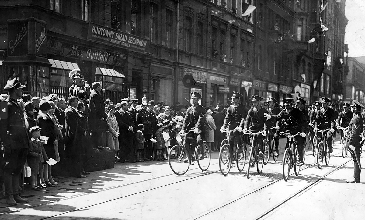 Główny Komendant PWŚl. inspektor dr Adam Kocur z wojewodą śląskim dr. Michałem Grażyńskim przyjmują defiladę funkcjonariuszy PWŚl. z okazji Święta 3 Maja. Katowice, 1928 r. Źródło: Archiwum OSRP 1939 r. / Grzegorz Grześkowiak